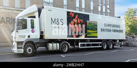 M&S Food Supply Chain LKW und Auflieger liefern an Marks and Spencer Einzelhandelsgeschäfte, die britische Landwirte Brentwood Essex England Großbritannien unterstützen Stockfoto