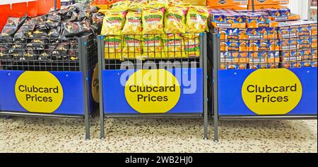 Clubcard Price bietet Tesco Extra Supermarket drei Sammelbehälter an, die auf London UK (die Preise wurden vor dem Datum ausgeschnitten) beworben werden Stockfoto