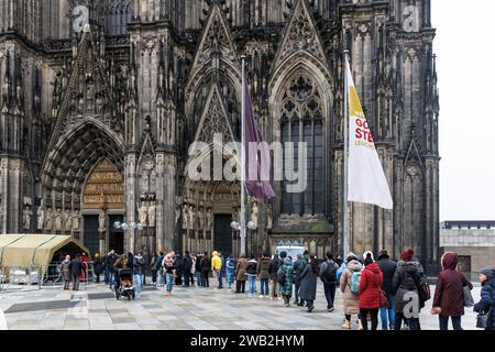 Aufgrund einer Terrorwarnung werden Besucher des Kölner Doms vor dem Betreten einer Streifendurchsuchung unterzogen, Menschen in der Warteschlange, Köln, Deutschland. Januar. 2024. wegen Stockfoto