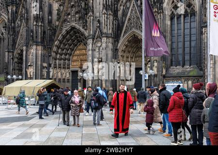 Aufgrund einer Terrorwarnung werden Besucher des Kölner Doms vor dem Betreten einer Streifendurchsuchung unterzogen, Menschen in der Warteschlange, Köln, Deutschland. Januar. 2024. wegen Stockfoto