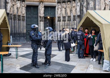 Aufgrund einer Terrorwarnung werden Besucher des Kölner Doms vor dem Betreten einer Streifendurchsuchung unterzogen, Polizeikräfte mit Maschinenpistolen, Köln, Deutschland. Januar Stockfoto