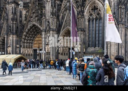 Aufgrund einer Terrorwarnung werden Besucher des Kölner Doms vor dem Betreten einer Streifendurchsuchung unterzogen, Menschen in der Warteschlange, Köln, Deutschland. Januar. 2024. wegen Stockfoto