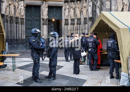 Aufgrund einer Terrorwarnung werden Besucher des Kölner Doms vor dem Betreten einer Streifendurchsuchung unterzogen, Polizeikräfte mit Maschinenpistolen, Köln, Deutschland. Januar Stockfoto