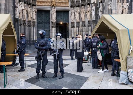 Aufgrund einer Terrorwarnung werden Besucher des Kölner Doms vor dem Betreten einer Streifendurchsuchung unterzogen, Polizeikräfte mit Maschinenpistolen, Köln, Deutschland. Januar Stockfoto