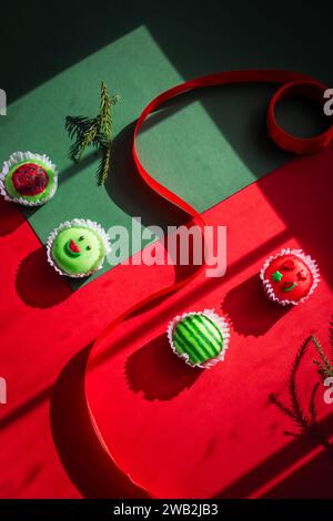 MOCHI auf rotem Hintergrund mit rotem Band und grünem Zweig und harten Schatten Stockfoto