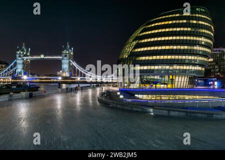 Nächtlicher Blick auf das Rathaus mit der Tower Bridge im Hintergrund. Stockfoto