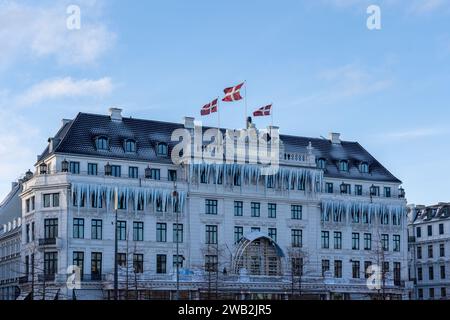 Kopenhagen, Dänemark - 4. Januar 2024: Außenansicht des Hotels d'Angleterre, das mit traditioneller Weihnachtsdekoration dekoriert ist Stockfoto