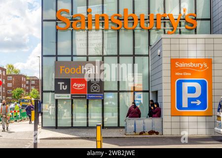 Beschilderung zum Sainsbury Nine Elms Superstore an der Wandsworth Road. Stockfoto
