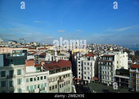 Istanbul, Türkei - 10. Dezember 2023: Stadtbild der Stadt Istanbul am sonnigen Wintertag Stockfoto