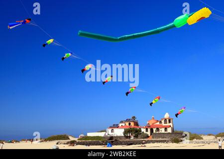 Drachenfliegen, Strand La Concha, El Cotillo, Fuerteventura, Kanarische Inseln, Spanien. Stockfoto