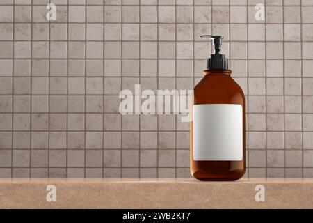 Bernsteinfarbene Flüssigseifenflasche auf einer Marmorablage im Badezimmer. Abstraktes natürliches, organisches Modell für Produktwerbung, Spa, Körperpflege, Entspannung Stockfoto