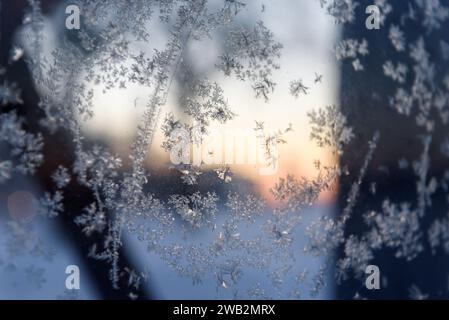 RIGA, Lettland. Januar 2024. Foto mit selektivem Fokus. Sonnenaufgang über Riga. Eisige Polarkälte bringt Temperaturen von minus 21 Grad in Riga, während -28 am Flughafen Riga lag. Quelle: Gints Ivuskans/Alamy Live News Stockfoto