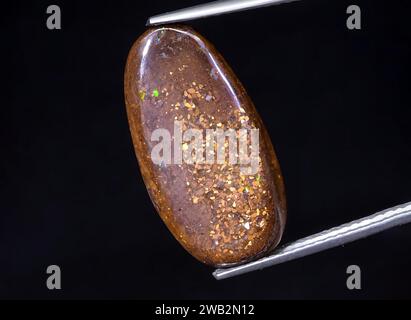 Natürlicher Boulder mehrfarbiger Opalstein auf Hintergrund Stockfoto