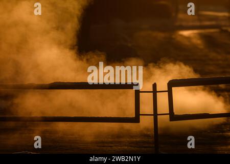 RIGA, Lettland. Januar 2024. Foto mit selektivem Fokus. Sonnenaufgang über Riga. Eisige Polarkälte bringt Temperaturen von minus 21 Grad in Riga, während -28 am Flughafen Riga lag. Quelle: Gints Ivuskans/Alamy Live News Stockfoto