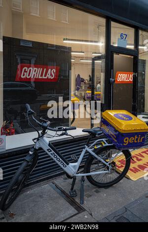 Getir Gorillas Dark Store oder Dark Warehouse in Fitzrovia London – gegründet 2020 in Deutschland Gorillas ist ein schneller Lebensmittellieferant (in 10 Minuten). Stockfoto