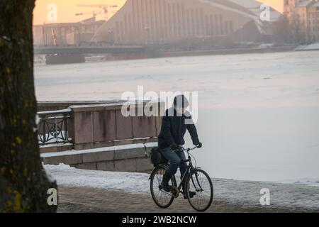 RIGA, Lettland. Januar 2024. Foto mit selektivem Fokus. Ein Mann fährt mit dem Fahrrad. Eisige Polarkälte bringt Temperaturen von minus 21 Grad in Riga, während -28 am Flughafen Riga lag. Quelle: Gints Ivuskans/Alamy Live News Stockfoto