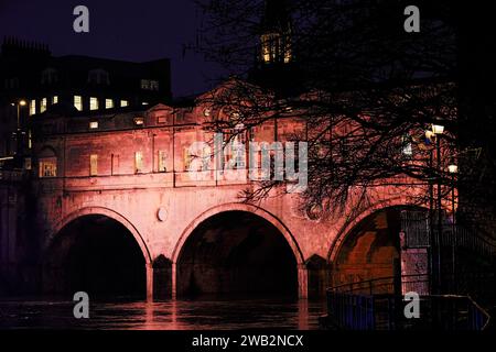 Abendliche Aufnahme der Pulteney Bridge mit Weihnachtslichtern, Bath, Somerset, England, Großbritannien. Stockfoto