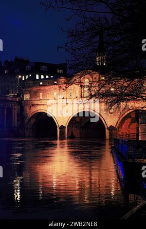 Abendliche Aufnahme der Pulteney Bridge mit Weihnachtslichtern, Bath, Somerset, England, Großbritannien. Stockfoto