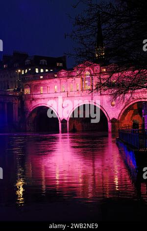 Abendliche Aufnahme der Pulteney Bridge mit Weihnachtslichtern, Bath, Somerset, England, Großbritannien. Stockfoto