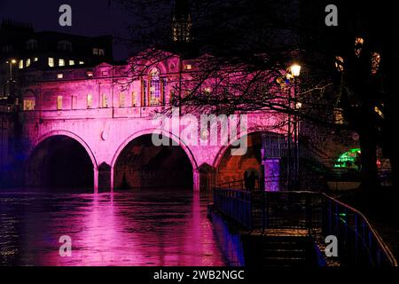 Abendliche Aufnahme der Pulteney Bridge mit Weihnachtslichtern, Bath, Somerset, England, Großbritannien. Stockfoto