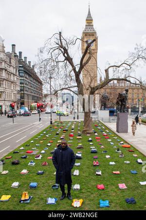 London, Großbritannien. Januar 2024. Idris Elba beginnt seine Kampagne gegen Messerkriminalität. Kleidungsstücke werden auf dem Parlamentsplatz aufgestellt, um die menschlichen Kosten für Messerkriminalität darzustellen. Quelle: Mark Thomas/Alamy Live News Stockfoto