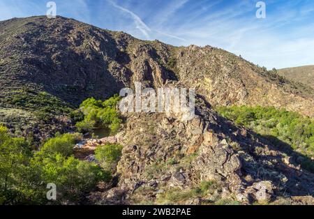 Blick auf eine Felsformation im Tal des Mondego Flusses in Serra da Estrela in Portugal, vom Aussichtspunkt Alto Mondego auf den Mondego-Wegen. Stockfoto
