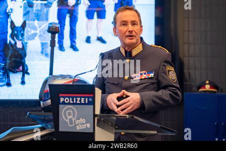 20240108 Eroeffnung Landespolizeidirektion Wien Info Store WIEN, OESTERREICH - 08. JAENNER: Anlaesslich der offiziellen Eroeffnung des Landespolizeidirektion Wien Info Stores, die Beratungsstelle für er am Polizeiberuf interessierte Personen am 08. Jaenner 2024 in Wien, Oesterreich. 240108 SEPA 17 005 Copyright: XIsabellexOuvrardx SEPAxMedia Stockfoto