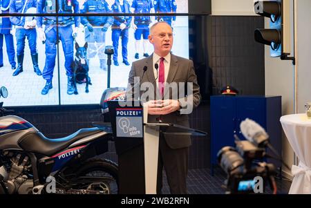 20240108 Eroeffnung Landespolizeidirektion Wien Info Store WIEN, OESTERREICH - 08. JAENNER: Bundesminister für Inneres Gerhard Karner OeVP anlaesslich der offiziellen Eroeffnung des Landespolizeidirektion Wien Info Stores, die Beratungsstelle für er am Polizeiberuf interessierte Personen am 08. Jaenner 2024 in Wien, Oesterreich. 240108 SEPA 17 015 Copyright: XIsabellexOuvrardx SEPAxMedia Stockfoto