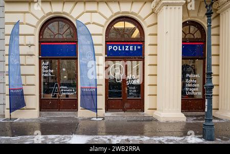 20240108 Eroeffnung Landespolizeidirektion Wien Info Store WIEN, OESTERREICH - 08. JAENNER: Pressekonferenz anlaesslich der offiziellen Eroeffnung des Landespolizeidirektion Wien Info Stores, die Beratungsstelle für er am Polizeiberuf interessierte Personen am 08. Jaenner 2024 in Wien, Oesterreich. 240108 SEPA 17 035 Copyright: XIsabellexOuvrardx SEPAxMedia Stockfoto