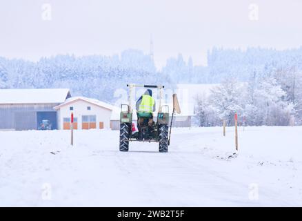 Landwirt fährt nach Hause, nachdem er am 8. Januar 2024 in Marktoberdorf, Deutschland, für Dieselsubventionen und Steuerbefreiungen für landwirtschaftliche Fahrzeuge demonstriert hat. © Peter Schatz / Alamy Live News Stockfoto