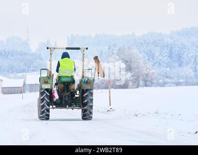 Landwirt fährt nach Hause, nachdem er am 8. Januar 2024 in Marktoberdorf, Deutschland, für Dieselsubventionen und Steuerbefreiungen für landwirtschaftliche Fahrzeuge demonstriert hat. © Peter Schatz / Alamy Live News Stockfoto