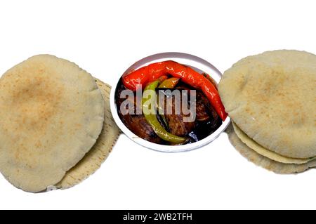 Eingelegte gebratene Aubergine, grüner Pfeffer, traditionelle ägyptische Frühstückssandwiches mit zerdrückten Fava-Bohnen, gebratene knusprige Falafel-Kugeln, gebratene Kartoffeln Stockfoto