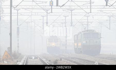 Neu-Delhi, Indien. Januar 2024. NEW DELHI, INDIEN - 5. JANUAR: Zugeinfahrt Gleis viele Züge wurden aufgrund von starkem Nebel am 5. Januar 2024 in Neu Delhi, Indien, gestrichen und verzögert. Der Nebel am Morgen fordert Delhi-NCR mit zunehmender Kälte heraus, und Quecksilber taucht weiter in Nordindien ein. (Foto: Sonu Mehta/Hindustan Times/SIPA USA) Credit: SIPA USA/Alamy Live News Stockfoto