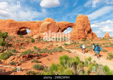 Touristen wandern zum South und North Window Arch im Arches National Park in Utah. Malerische Wüstenlandschaft in Moab, USA Stockfoto