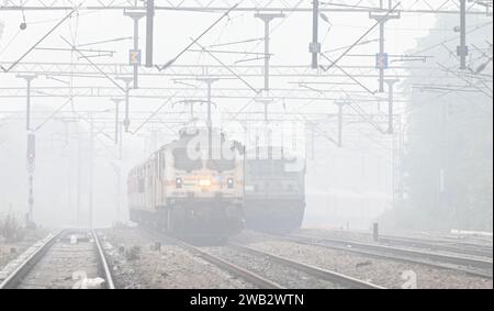 Neu-Delhi, Indien. Januar 2024. NEW DELHI, INDIEN - 5. JANUAR: Zugeinfahrt Gleis viele Züge wurden aufgrund von starkem Nebel am 5. Januar 2024 in Neu Delhi, Indien, gestrichen und verzögert. Der Nebel am Morgen fordert Delhi-NCR mit zunehmender Kälte heraus, und Quecksilber taucht weiter in Nordindien ein. (Foto: Sonu Mehta/Hindustan Times/SIPA USA) Credit: SIPA USA/Alamy Live News Stockfoto