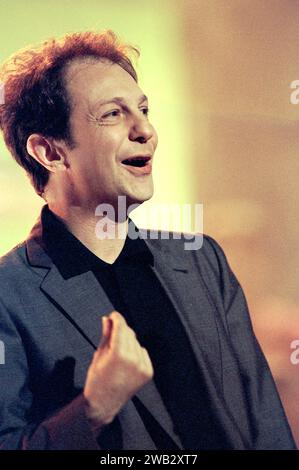 Mailand Italien 08 05 1998 : Sergio Caputo, italienischer Sänger, während der musikalischen Fernsehsendung „Super 1998“ Stockfoto