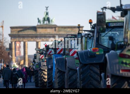 Berlin, Deutschland. Januar 2024. Traktoren stehen vor dem Brandenburger Tor in der Straße des 17. Als Reaktion auf die Sparpläne der Bundesregierung hat der Bauernverband eine Aktionswoche mit Kundgebungen und Kundgebungen ab dem 8. Januar gefordert. Am 15. Januar wird es in einer großen Demonstration in der Hauptstadt enden. Quelle: Monika Skolimowska/dpa/Alamy Live News Stockfoto