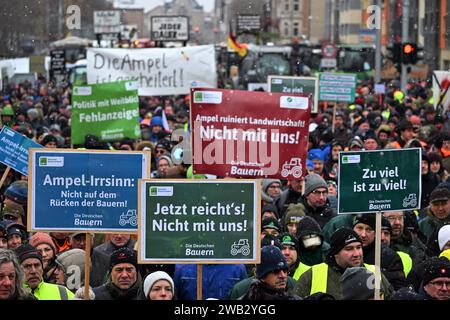 Erfurt, Deutschland. Januar 2024. Teilnehmer einer Demonstration der Bauernproteste stehen mit Schildern und Spruchbändern auf dem Juri-Gagarin-Ring. Als Reaktion auf die Sparpläne der Bundesregierung hat der Bauernverband eine Aktionswoche mit Kundgebungen und Kundgebungen ab dem 8. Januar gefordert. Am 15. Januar wird es in einer großen Demonstration in der Hauptstadt enden. Quelle: Martin Schutt/dpa/Alamy Live News Stockfoto