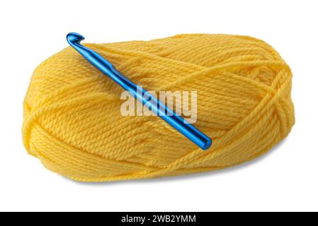 Kugel aus gelb gefärbtem Wollgarn mit Stricknadel 10 mm blau isoliert auf weiß mit Beschneidungspfad enthalten Stockfoto