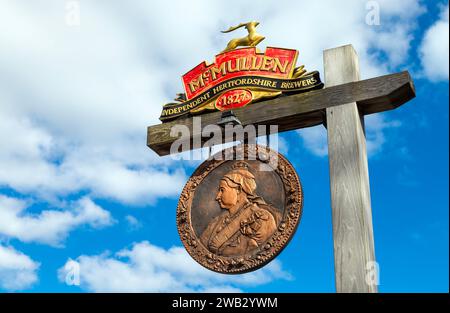 Schild vor dem McMullen Queen Victoria Pub, Theydon Bois, Essex, England Stockfoto