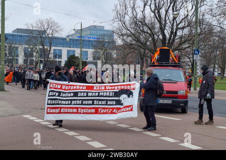 Dessau-Roßlau - Gedenkdemo für tote Oury Jalloh in Dessau: Hunderte laufen durch die Stadt 07.01.2024 gegen 13 Uhr Dessau-Roßlau, Wolfgangstraße 19 Jahre nach dem Tod von Oury Jalloh in einer Zelle des Polizeireviers in der Dessau-Roßlau sind am Sonntag erneut mehrere Hundert Menschen zu einer Gedenkveranstaltung vor Ort zusammengekommen. Um 11 Uhr lud das Multikulturelle Zentrum zu einem Stillen Gedenken an der Treppe des Polizeireviers ein. Um 14 Uhr startete dann eine Gedenkdemonstration, zu der Initiative in Gedenken an Oury Jalloh aufgerufen hat. Die Initiative wird vor dem europäischen Stockfoto