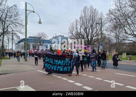 Dessau-Roßlau - Gedenkdemo für tote Oury Jalloh in Dessau: Hunderte laufen durch die Stadt 07.01.2024 gegen 13 Uhr Dessau-Roßlau, Wolfgangstraße 19 Jahre nach dem Tod von Oury Jalloh in einer Zelle des Polizeireviers in der Dessau-Roßlau sind am Sonntag erneut mehrere Hundert Menschen zu einer Gedenkveranstaltung vor Ort zusammengekommen. Um 11 Uhr lud das Multikulturelle Zentrum zu einem Stillen Gedenken an der Treppe des Polizeireviers ein. Um 14 Uhr startete dann eine Gedenkdemonstration, zu der Initiative in Gedenken an Oury Jalloh aufgerufen hat. Die Initiative wird vor dem europäischen Stockfoto