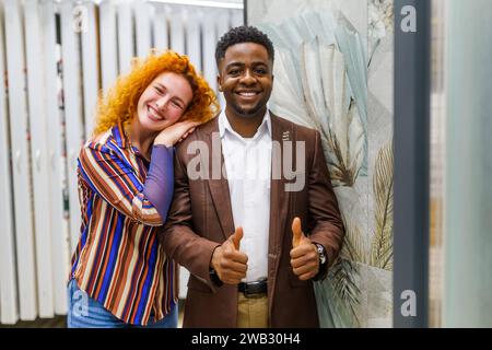 Porträt eines jungen Paares, dem ein kleines Geschäft im Bad gehört. Mann und Frau arbeiten partnerschaftlich. Stockfoto