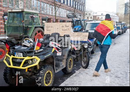 Landwirte demonstrieren gegen geplante Subventionskürzungen 20240108ad432 Bauern Demonstration Protest Trecker Traktoren Trecker-Demo Landwirte demonstrieren gegen Kundgebung Aktionswoche des Deutschen Bauernverband DBV und der Landesbauernverbände Deutsche Fahne Deutschlandfahne Ludwig-Erhard-Straße in Hamburg Hamburg Hamburg Deutschland *** Bauern demonstrieren gegen geplant Subventionskürzungen 20240108ad432 Landwirte Demonstration Protest Traktor Traktor Demonstration Bauern demonstrieren gegen Rallye Aktionswoche der Deutschen der Bauernverband DBV und der staatliche Bauernverband Stockfoto