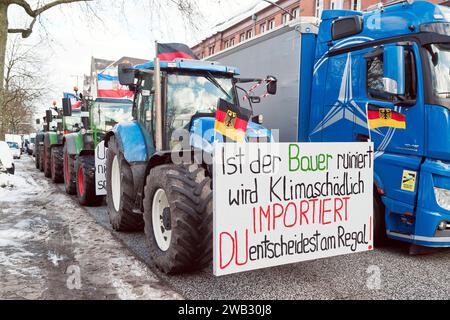 Bauern demonstrieren gegen geplante Subventionskürzungen 20240108ad437 Bauern Demonstration Protest Trecker Traktoren Trecker-Demo Landwirte demonstrieren gegen Kundgebung Aktionswoche des Deutschen Bauernverband DBV und der Landesbauernverbände Deutsche Fahne Deutschlandfahne Hamburg Deutschland *** Landwirte demonstrieren gegen geplante Förderkürzungen 20240108ad437 Bauern Demo Demonstration Protest Traktor Traktor Demonstration Bauern demonstrieren gegen Rallye Aktionswoche des Deutschen Bauernverbandes DBV und die bundesstaatlichen Bauernverbände deutsche Flagge Ha Stockfoto