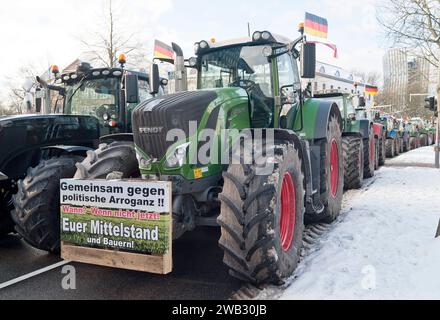 Landwirte demonstrieren gegen geplante Subventionskürzungen 20240108ad434 Bauern Demonstration Protest Trecker Traktoren Trecker-Demo Landwirte demonstrieren gegen Kundgebung Aktionswoche des Deutschen Bauernverband DBV und der Landesbauernverbände Deutsche Fahne Deutschlandfahne Ludwig-Erhard-Straße in Hamburg Hamburg Hamburg Deutschland *** Bauern demonstrieren gegen geplant Subventionskürzungen 20240108ad434 Landwirte Demonstration Protest Traktor Traktor Demonstration Bauern demonstrieren gegen Rallye Aktionswoche der Deutschen der Bauernverband DBV und der staatliche Bauernverband Stockfoto