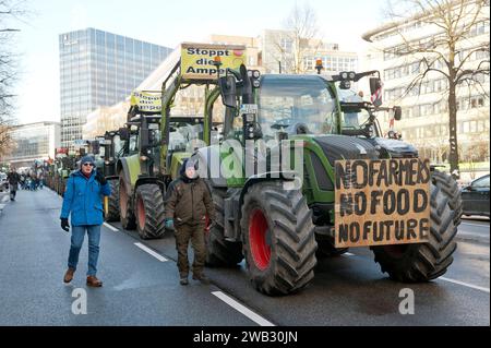 Bauern demonstrieren gegen geplante Subventionskürzungen 20240108ad415 Bauern Demonstration Protest Trecker Traktoren Trecker-Demo Landwirte demonstrieren gegen Kundgebung Aktionswoche des Deutschen Bauernverband DBV und der Landesbauernverbände Deutsche Fahne Deutschlandfahne Ludwig-Erhard-Straße in Hamburg Hamburg Hamburg Deutschland *** Bauern demonstrieren gegen geplant Subventionskürzungen 20240108ad415 Landwirte Demonstration Protest Traktor Traktor Demonstration Bauern demonstrieren gegen Rallye Aktionswoche der Deutschen der Bauernverband DBV und der staatliche Bauernverband Stockfoto