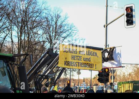 Berlin, Deutschland 08. Januar 2024: Bauernproteste in Berlin - Januar 2024 im Bild: Traktor mit transparent: Schluss mit Lügen, Hetze und Kriegstreiberei. *** Berlin, Deutschland 08 Januar 2024 Bauernproteste in Berlin Januar 2024 Foto: XFotostandx/xReuhlx Stockfoto