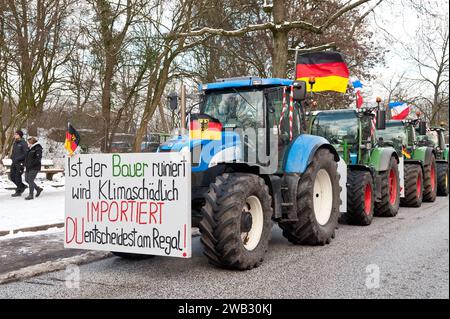 Landwirte demonstrieren gegen geplante Subventionskürzungen 20240108ad441 Bauern Demonstration Protest Trecker Traktoren Trecker-Demo Landwirte demonstrieren gegen Kundgebung Aktionswoche des Deutschen Bauernverband DBV und der Landesbauernverbände Deutsche Fahne Deutschlandfahne Hamburg Deutschland *** Landwirte demonstrieren gegen geplante Subventionskürzungen 20240108ad441 Bauern Demo Demonstration Protest Traktor Traktor Demonstration Bauern demonstrieren gegen Rallye Aktionswoche des Deutschen Bauernverbandes DBV und die bundesstaatlichen Bauernverbände deutsche Flagge Ha Stockfoto