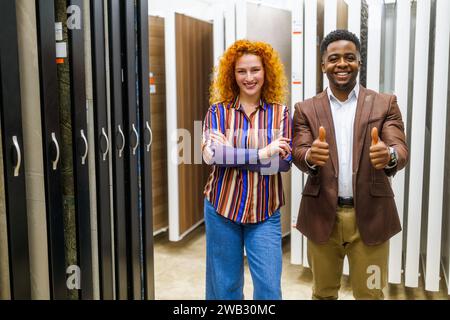 Porträt eines jungen Paares, dem ein kleines Geschäft im Bad gehört. Mann und Frau arbeiten partnerschaftlich. Stockfoto